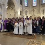 Les 22 catéchumènes entouré de l'évêque, des prêtres, du diacre et des servants d'autel